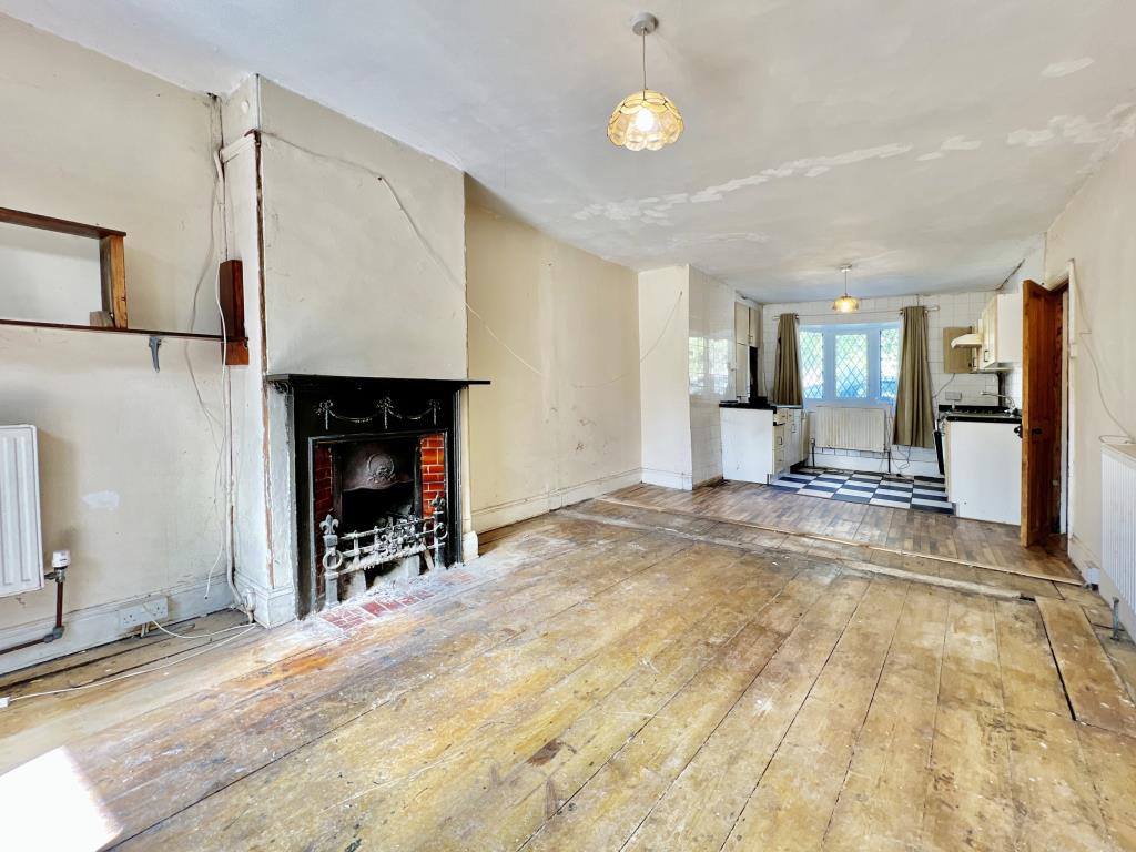Lot: 67 - SEMI-DETACHED HOUSE FOR UPDATING -
